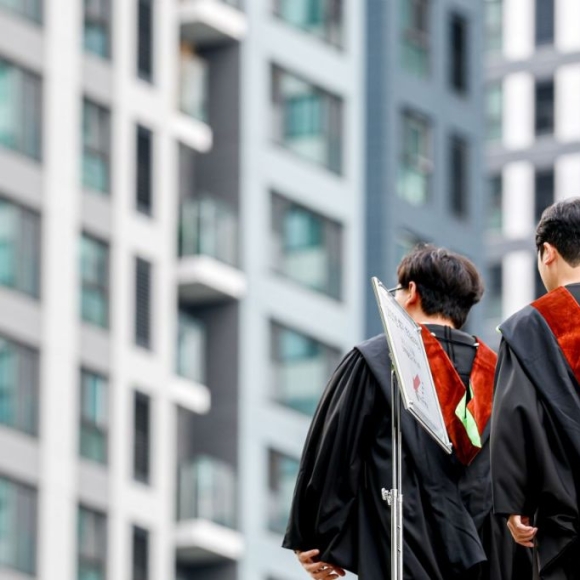 꽃다발 사라진 졸업식