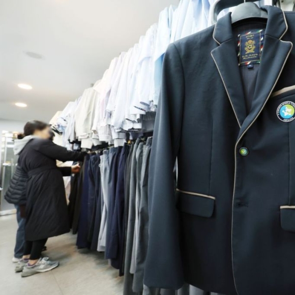"입학·졸업 때만 입는데 30만원이라니요"