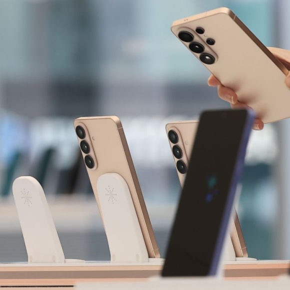 반도체 대란·전쟁·파업…폰값이 수십만원 뛴다