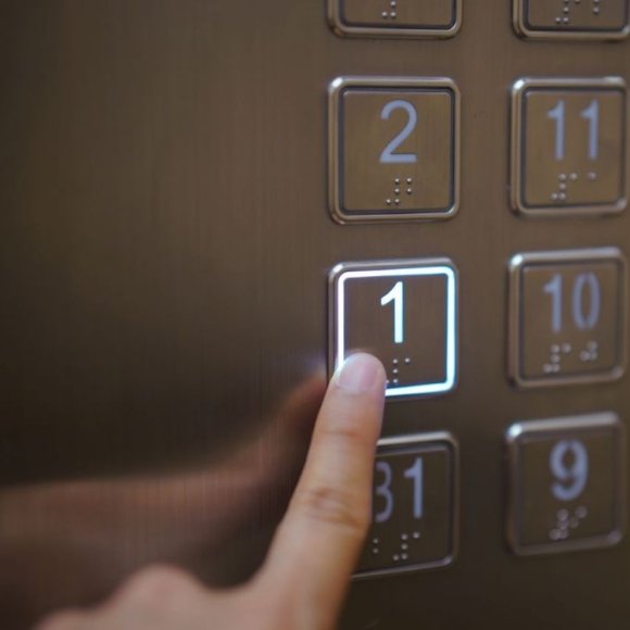 '엘베 격층 운행·승용차 요일제' 돌아오나