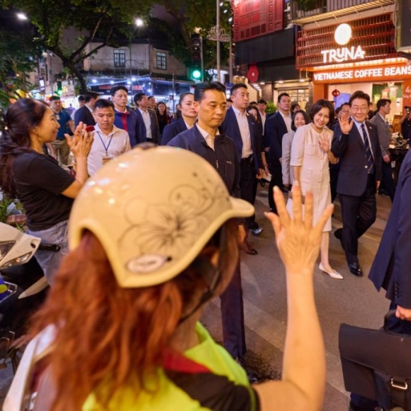 President Lee Takes an Evening Stroll in Vietnam... Greets Locals with "Xin chao"