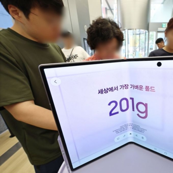 "여권 크기로 접고 태블릿처럼 편다"…MZ가 폴드8에 꽂힌 이유