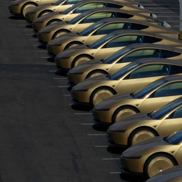 No steering wheel, no pedals... Tesla unveils the 'Cybercab'