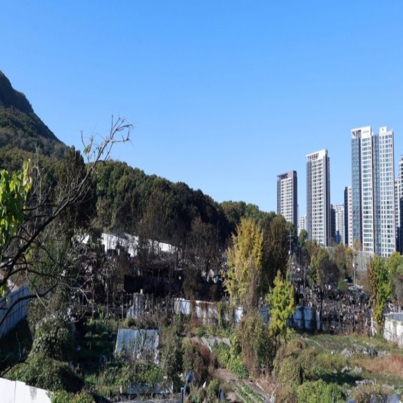 九龙村火灾已彻底扑灭，但废墟仍在