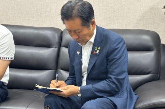 [동행취재기]정청래 "보훈도 민주당"…수첩엔 아이디어 빼곡