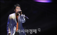 조용필, 잠실벌 뜨겁게 달궜다 '5만여명 열광' 
