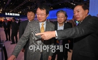 [포토뉴스] 이윤우 부회장 'CES 구경 삼매경'