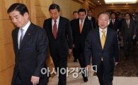 [포토뉴스] 회의실로 향하는 전경련 회장단