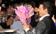 [포토]꽃다발 선물받은 톰크루즈