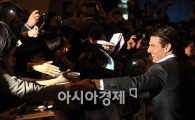 [포토]팬들과 악수하는 톰크루즈