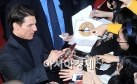 [포토]톰 크루즈 사인 받자, 애장품 꺼내는 팬들