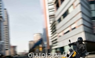 "도심 도로서 BMW 바이크 즐기자"