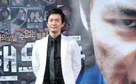 [포토]박용우 '블랙 & 화이트 패션 멋있죠?'