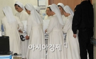[포토뉴스] 명동성당으로 향하는 故김수환 추기경