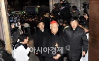 [포토뉴스] 명동성당에 도착한 고 김수환 추기경 운구