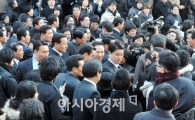 [포토뉴스] 김 추기경 조문 마친 이명박 대통령