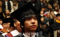 [포토]이승기 '학사모 잘 어울리죠?'