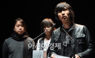 [포토]'최우수 모던록' 부문 시상자로 나선 허클베리핀