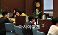 [르포]9시에 문 연 은행 가봤더니...