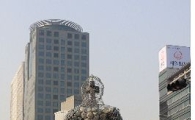 서울광장 '일어서자' 초인상 새 명물로