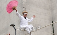 [포토] 도심속 줄타기!