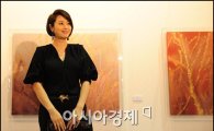 [포토]김혜수 '제 작품 어때요?'
