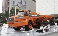 두타에 초대형 굴절식 덤프트럭 등장
