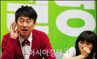 [포토]진지한 표정의 남희석-신봉선