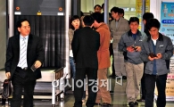 [포토] 상기된 표정의 개성공단 근로자들