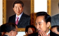[포토]이명박 대통령과 소환 앞둔 노무현 전 대통령