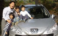 [포토뉴스]"가족사진 찍고 푸조도 타고"