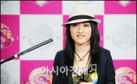 [포토]긴장된 표정으로 답하는 김미아