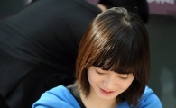 [포토]정성스레 사인하는 구혜선