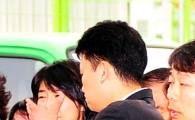 [포토]노 전대통령 딸 정연씨 눈물 닦아주는 남편