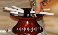 [포토] '마지막 담배 한대 편히 태우소서'