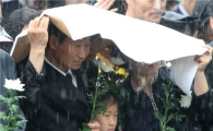 [포토]폭우도 아량곳없는 추모열기
