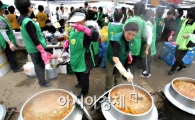 [포토] 조문객들을 위해 묵묵히 일하는 자원봉사자들