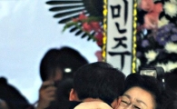 [포토] 한명숙 전 총리와 포옹하는 이광재