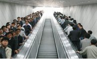 중국에선 에스컬레이터 어떻게 타야 할까… '한줄서기' 논쟁 격화