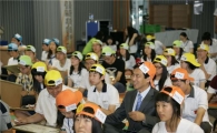 [포토]신영섭 마포구청장, 마포문화 서바이벌 퀴즈 풀기 열중
