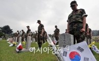 [포토] 호국의 달 묵념하는 장병들