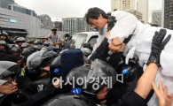 [포토] 몸싸움하는 강기갑의원