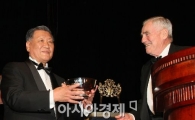 [포토] 정몽구 회장 美서 밴 플리트상 수상
