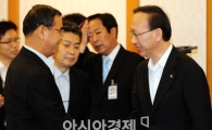 [포토] 국방, 통일부 장관 무슨 이야기중이실까?