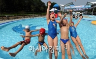 [포토] 수영장 개장만을 기다렸다!