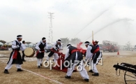 [포토] 궁중소방대 VS 화재진압로봇