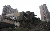 中 상하이서 공사중 13층 아파트 쓰러져...1명 사망