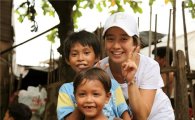 송지효, 필리핀 빈민촌 직접 찾아 자원봉사 '눈길'