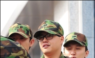 [포토]노유민, 전역하는 싸이에게 축하의 박수를