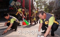 [포토] 거리청소에 구슬땀 흘리는 황영기 회장